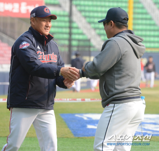 3金의 보좌→전임 사령탑 2명까지…'감독급 거물' 가득, 김태형 산하에 …