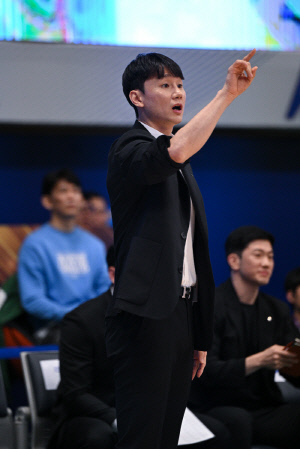 [WKBL 현장코멘트] 시즌 첫 승 감격 신한은행 이시준 감독대행, 