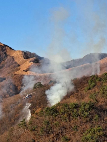 홍천 군부대 사격장서 산불…헬기 1대 투입 진화 중