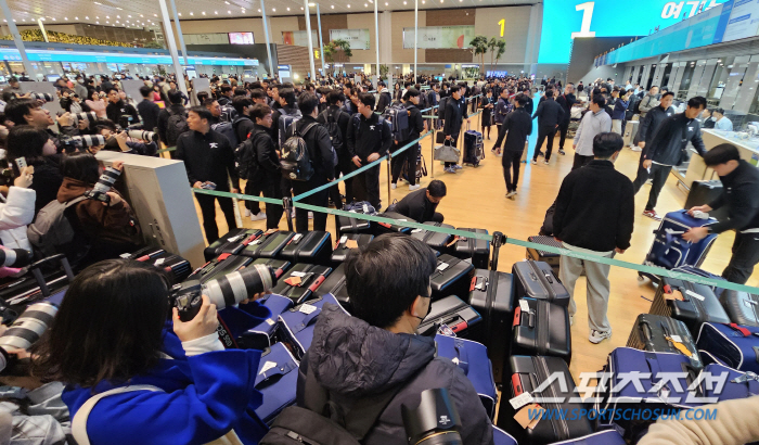 '아이돌급 인기 과시...' 프리미어12 야구대표팀 출국 현장, 팬들로 …