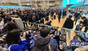 '아이돌급 인기 과시...' 프리미어12 야구대표팀 출국 현장, 팬들로 가득 찬 공항 풍경[인천공항현장]