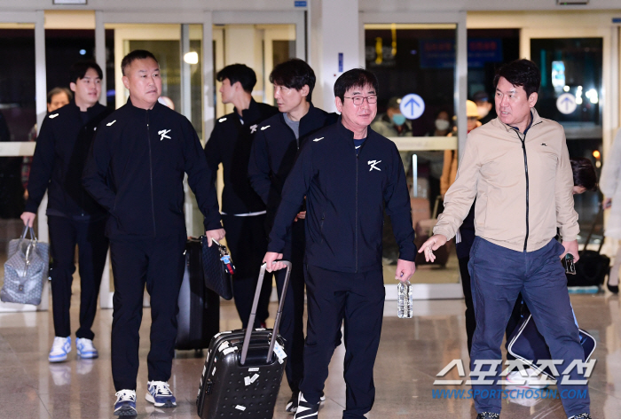 '아이돌급 인기 과시...' 프리미어12 야구대표팀 출국 현장, 팬들로 …