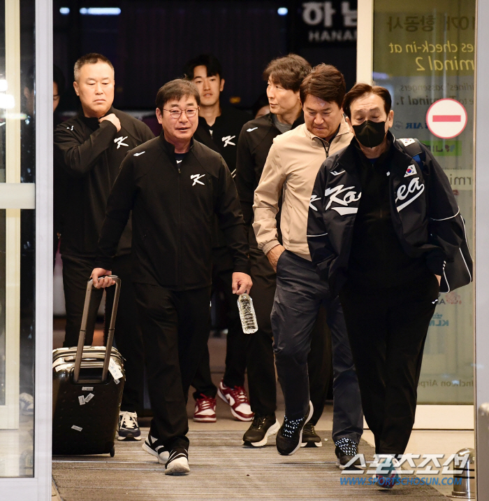 '아이돌급 인기 과시...' 프리미어12 야구대표팀 출국 현장, 팬들로 …