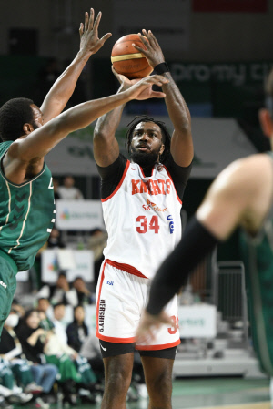 [현장분석] 이상한 비디오 판독→김시래&김주성 분노→감독 퇴장. 명승부 망친 이상한 판정. SK 잘싸웠고, DB 억울했다