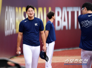 '선배님 질문 또 있습니다' 자신감 되찾은 김서현, 코치-선배들 찾아 질문 또 질문[대만 현장]