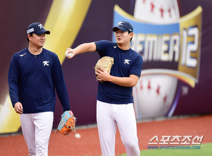 '선배님 질문 또 있습니다' 자신감 되찾은 김서현, 코치-선배들 찾아 질…