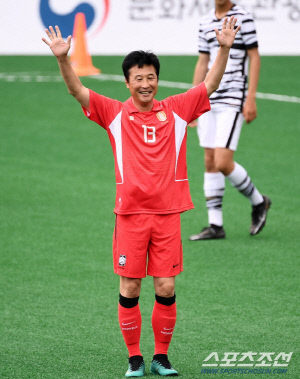 '아들' 이태석 데뷔전 지켜본 '아빠' 이을용 