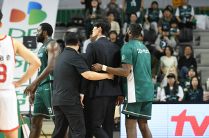 '심판 진정성 의심' DB 김주성 감독, KBL 재정위 회부