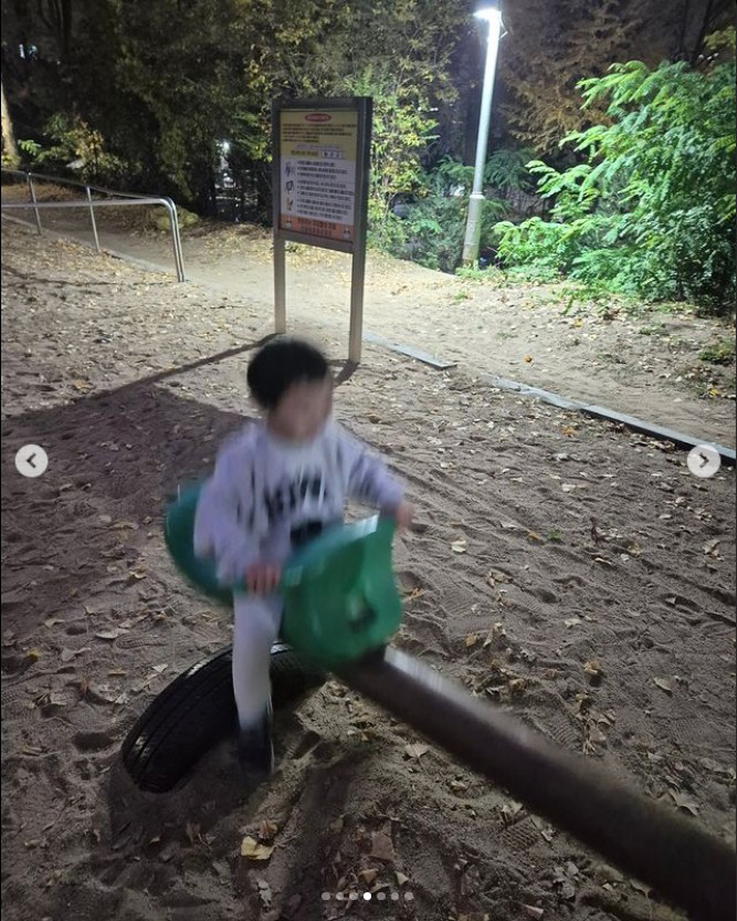 "너는 못보지 메롱"..황정음, 전 남편 약오를 子와 '놀이터 데이트'