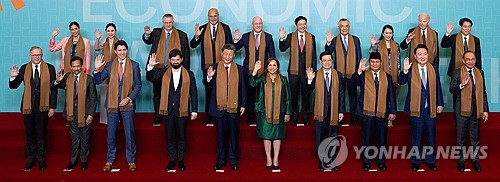 APEC 정상 단체사진에 시진핑 중앙·바이든 어색한 끄트머리