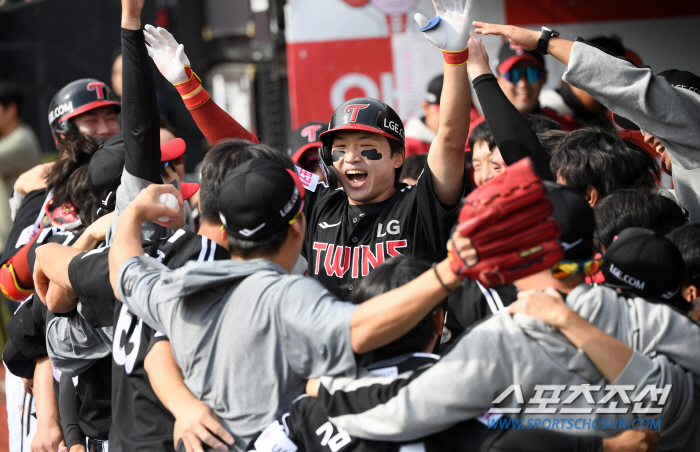 '하던 주장도 내려놓는 FA 시즌인데...' 두번째 FA 앞두고 완장 찬…