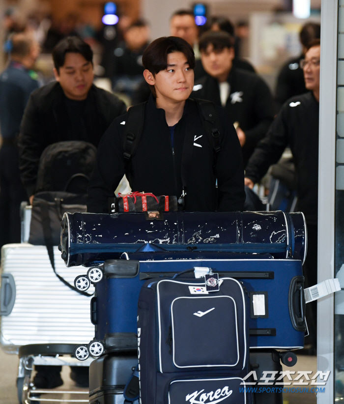 '프리미어12 조기 탈락' 굳은 표정으로 귀국한 대한민국 야구 대표팀..…