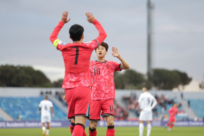 [전반 리뷰] 김민재 아찔 백패스 → SON 천금 동점골! 한국, 또 팔…