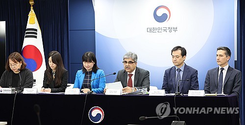 IMF, 내년 韓경제 성장전망 2.2→2.0%…"하방리스크 크다"(종합)