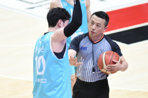 [류동혁의 이슈분석] '뜨거운 감자' 하드콜. KBL 심판부와 10개 구단의 '벽'. 결국 소통이 가장 중요하다