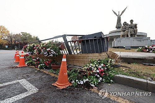 청와대 분수광장으로 승용차 돌진…부상자 없어