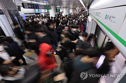 노조 준법투쟁 첫날 서울지하철 125대 '20분 이상 지연'