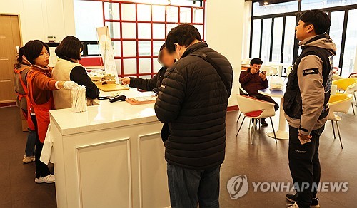 "아침 밥심에 힘이 불끈"…완주산단 근로자에 '1천원 식사'