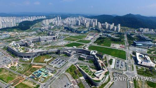 '공무원 인기 시들' 이유 물었더니…공무원들 "보수 낮아서"