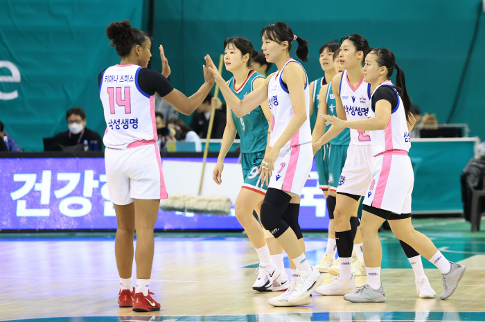 '대반전' WKBL 삼성생명 4연패 뒤 4연승 질주…2, 3쿼터 맹폭 하…