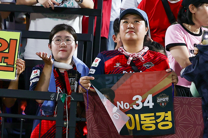 축구의 힘, '김천상무란 이름으로…' 소중한 사연, 두 가족 팬과 함께 …