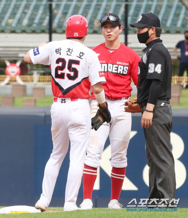 우승 프리미엄이냐, 유격수 10홈런이냐...박찬호, 박성한 '역대급' 골…