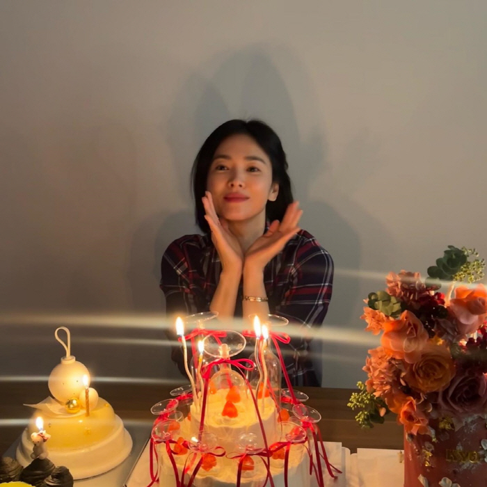 '43번째 생일' 송혜교, 수천만원 팔찌 선물 받았다..해외가며 '행복'