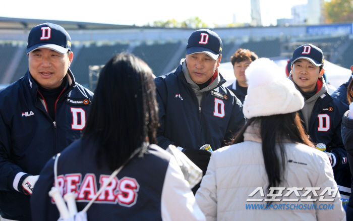 '따뜻한 커피 받아가세요' 이승엽 감독이 준비한 깜짝 선물...훈훈한 곰…