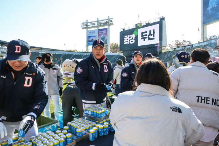 '국민타자'가 직접 커피 2000잔 쐈다!…격려 박수 이어진 무대 "약속…