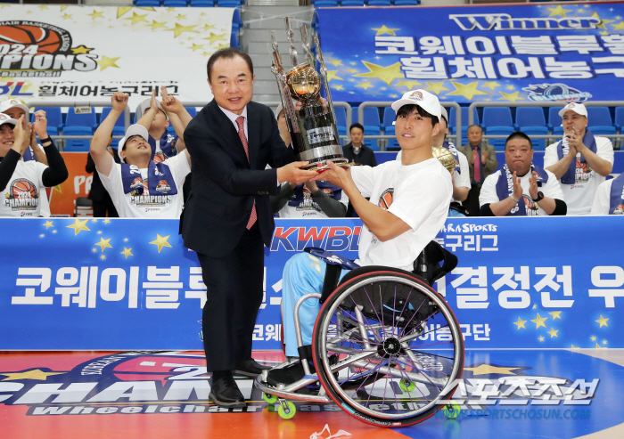 "휠농명가,원팀의 힘" 코웨이 블루휠스,제주 삼다수 꺾고 2년만에 챔피언…