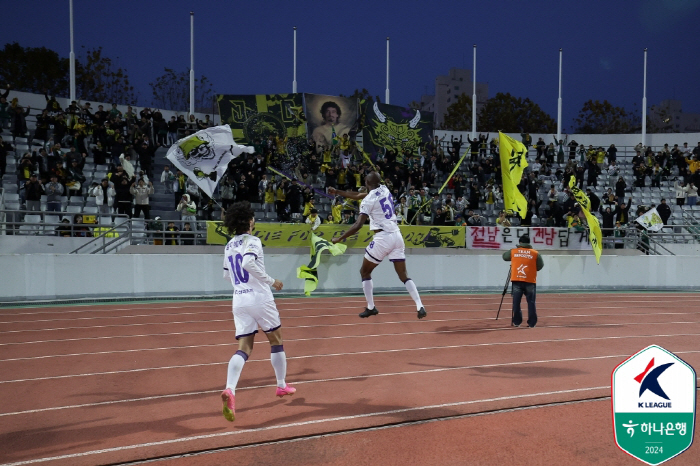 '0-2→2-2' 이랜드의 극장쇼, 전남과 비기며 창단 첫 승강 PO행 …