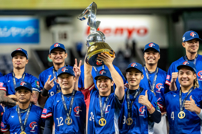 "투수교체 오판 이바타 감독 나가라" 2026년 WBC까지 연장 계약했는…