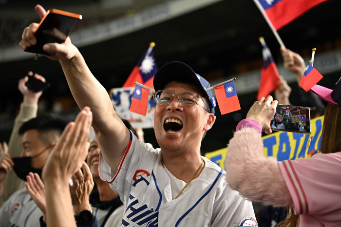 "투수교체 오판 이바타 감독 나가라" 2026년 WBC까지 연장 계약했는…