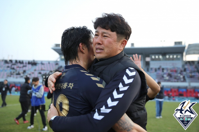 "겨울에 축구할 운명인가봐요" 플레이오프의 남자, 김도균 감독