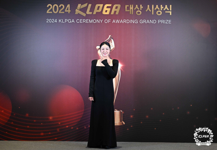 "잊을 수 없는 2024년" 끝내 울먹인 윤이나, KLPGA 대상 수상,…