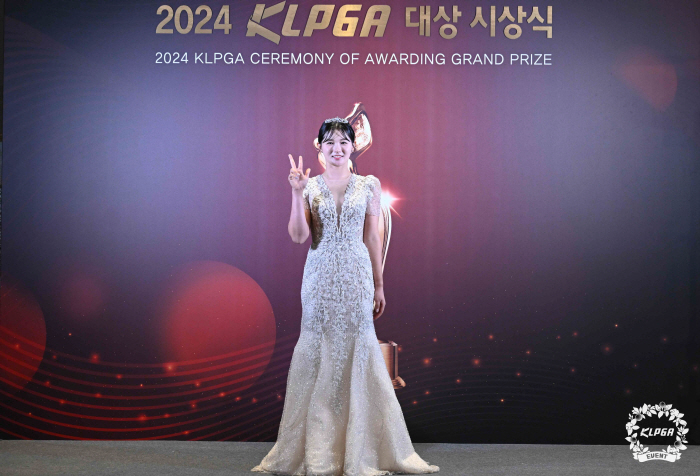 "잊을 수 없는 2024년" 끝내 울먹인 윤이나, KLPGA 대상 수상,…