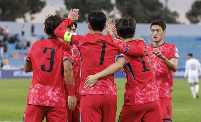 '팔레스타인전 무승부 여파' 한국 축구, FIFA 랭킹 23위로 한 계단…