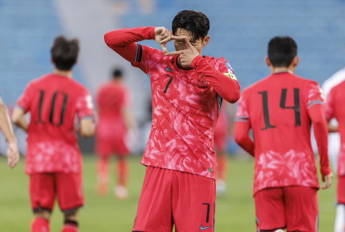 '팔레스타인전 무승부 여파' 한국 축구, FIFA 랭킹 23위로 한 계단…