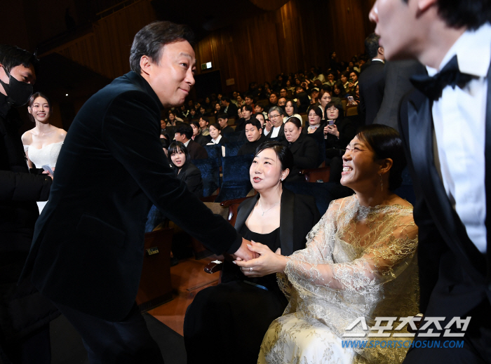 [포토] 이성민, 라미란-염혜란과 반갑게 인사