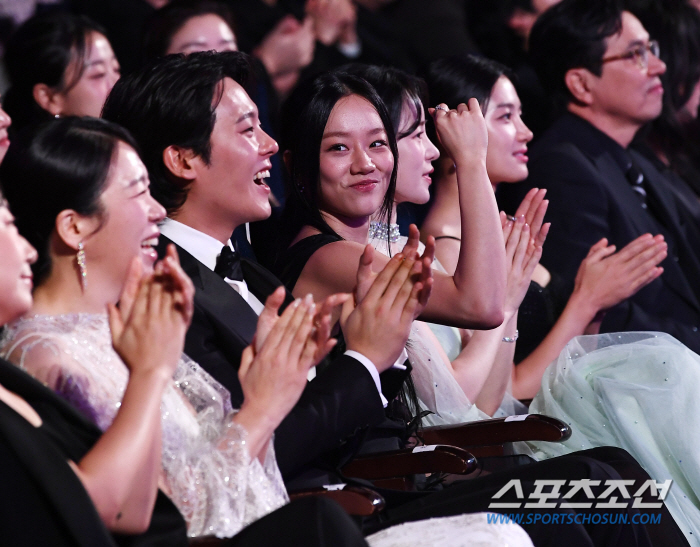 [포토] 이혜리, 축하공연에 몸이 들썩들썩