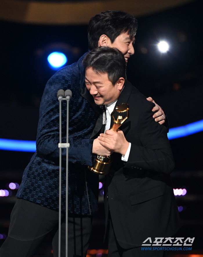 [포토] 파묘 장재현 감독-이정재, 진심으로 축하