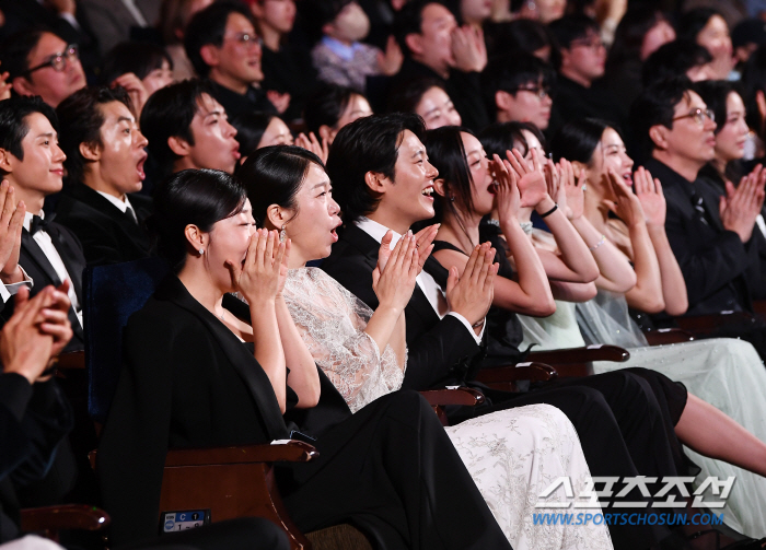 [포토] 지코 축하공연에 열광하는 배우들