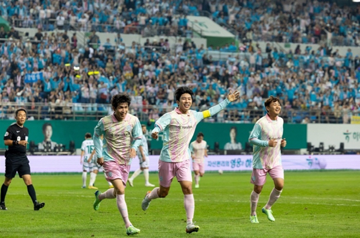 역시 임영웅...자선 축구 대회 수익금 12억 전액 통 큰 기부 [공식]