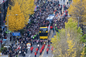 '시청 추산 1만명, 열기는 그 이상' KIA 우승 카퍼레이드에 광주 전체가 축제