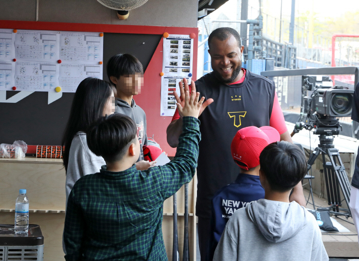 천만시대 KBO, 아직은 낯선 '다문화'…V12 KIA가 팔 걷어붙였다,…