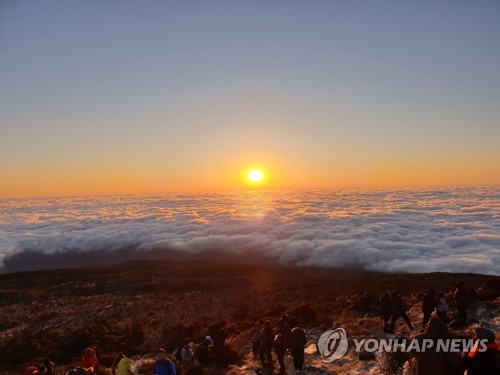 새해 첫 일출 맞이 한라산 야간산행 예약 40분만에 조기 마감