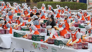 프로야구 롯데, 사직구장서 '김장 1만 포기'로 사랑 나눔