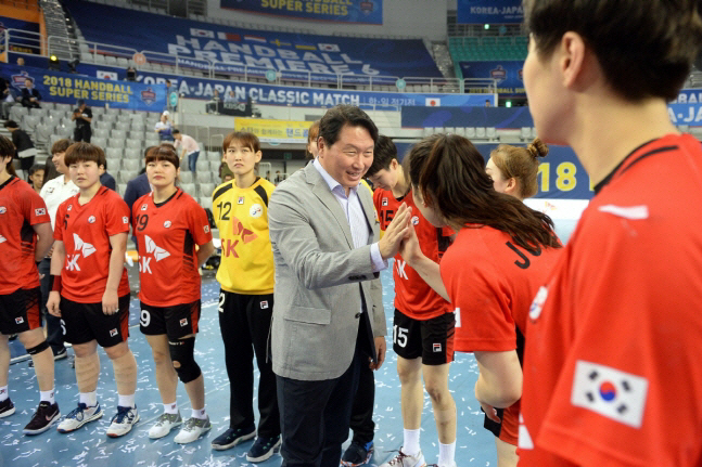 대한민국 핸드볼, 최태원 시대 막 내린다…왜 SK하이닉스가 이어받나