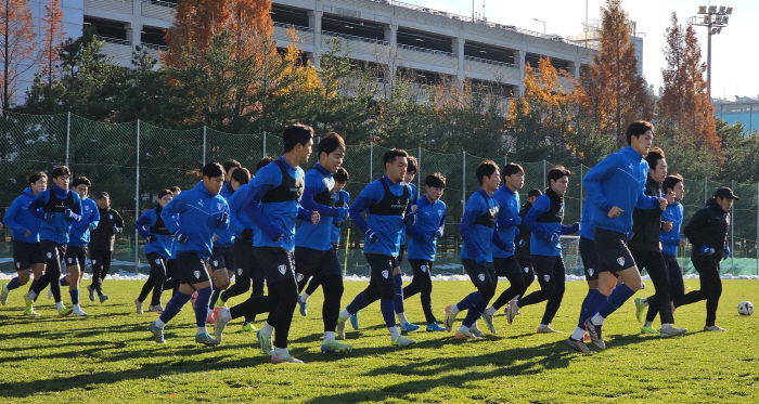 자존심 구긴 수원 삼성, 클럽하우스서 훈련 돌입→이적 시장에서도 연달아 …