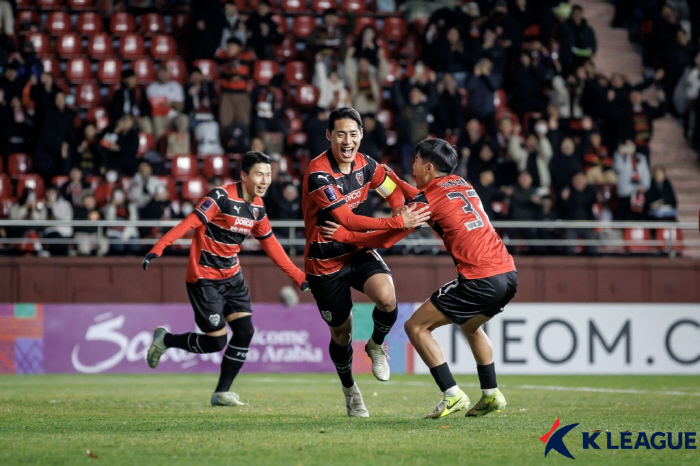 코리아컵 우승이 보약→'MVP' 김인성-'득점왕' 정재희 '펄펄'...포항, 빗셀 고베에 3-1 승리